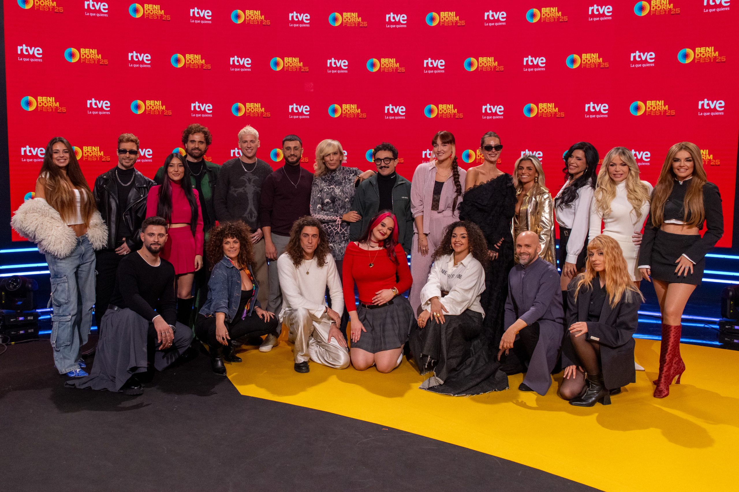 Foto de familia en la presentación de los 16 elegidos del Benidorm Fest 2025 / Iván Trejo - ESCplus